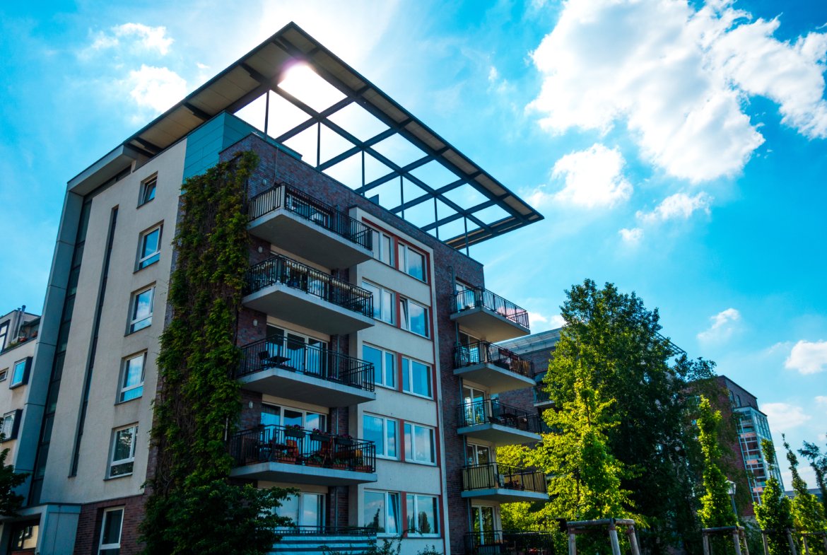 modern-building-with-evy-on-a-perfect-sunny-day-2026-01-09-13-09-02-utc